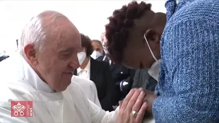 Pope washes prisoners’ feet