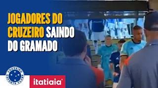 JOGADORES DO CRUZEIRO SAEM CHATEADOS DE CAMPO APÓS A DERROTA PARA O ATLÉTICO