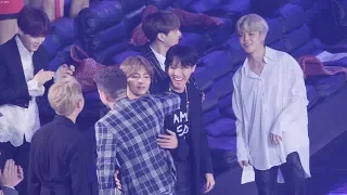 181106 방탄소년단 (BTS) 찰리 푸스(Charlie Puth) 해외아티스트상 수상축하 [4K] 직캠 Fancam (지니뮤직어워즈 MGA) by Mera