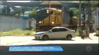Flagrante: carro é atingido por trem e arrastado por vários metros no RJ