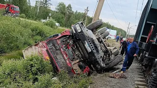 Тепловоз столкнулся с самосвалом