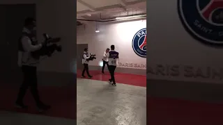 Neymar Ouvindo Baroes da Pisadinha "Recairei"