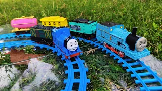 Mencari dan Merakit Mainan Kereta Api Thomas Cartoon Train, Kereta Api Thomas In The Train World