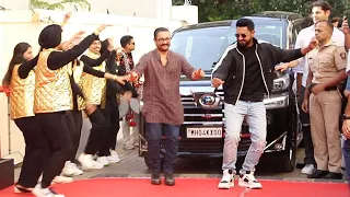 Aamir Khan's Grand Entry Bhangra Dancing With Gippy Garewal At Carry On Jatta 3 Launch