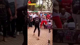 Alex Capoeira irmão de Tito Santos na praça da república. Shorts