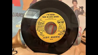 JUDY BROWN & GROUP on FIFO - I'VE NEVER BEEN IN LOVE BEFORE."Teen doo wop.