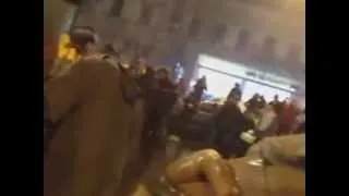 Митингующие повалили памятник Ленину!