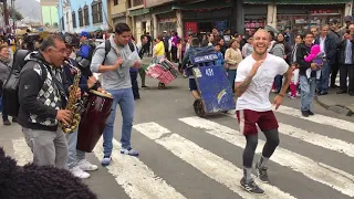 Venezolanos Bailando en Lima, Peru. En el Barrio Chino.