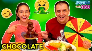 FUENTE DE CHOCOLATE CHALLENGE. Probando comida normal con chocolate | ABY
