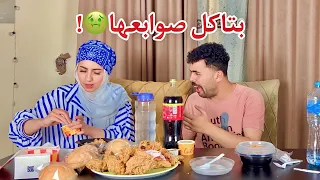 اكلت بطفاسه وشراهه لاول مره قدام زوجي!! شوفو رد فعله🤢💔.