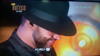 Gustavo Lima cantando chorando no buteco em casa