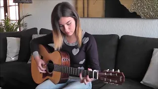Девушка прекрасно  играет на гитаре 2018