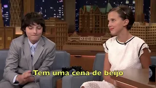 Millie Bobby Brown e Finn Wolfhard falando sobre as cena de beijo ( legendado )