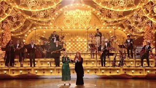 Kelly Clarkson & Wynonna - Santa Claus is Coming to Town (Live from NBC's Christmas at the Opry)
