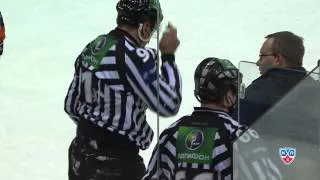 Кристек припечатывает линейного судью / Kristek jams linesman