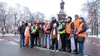 «Засвітись у темряві»: в середмісті Сум перехожим роздавали світловідбивні стрічки