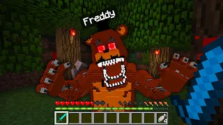 ¡ENCONTRÉ A FREDDY EN EL BOSQUE EN MINECRAFT! 😱😭 | SRGATO ESCAPA DE FNAF!