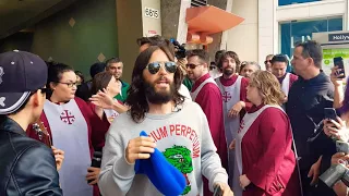 Jared Leto sings with fans at Hollywood Boulevard!