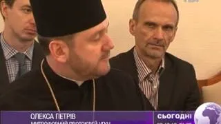 Яценюк взявся мирити геїв зі священиками