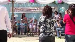 Дети поздравляют церковь с Пасхой