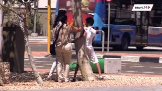 WATCH: Capetonians struggle to cross road in high winds!