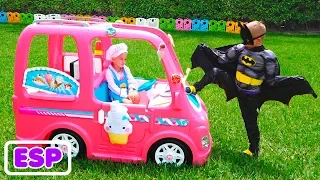 Nikita en un auto rosa se encuentra con superhéroes