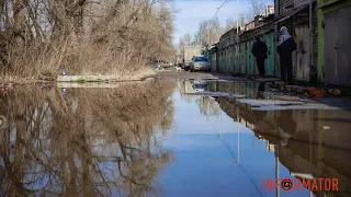 У Дніпрі на Каруни вулицю заливає водою, навколо гаражного кооперативу утворилися “озера”