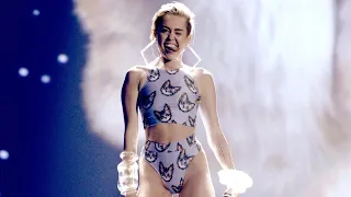 Miley Cyrus - Wrecking Ball (Live on American Music Awards) HD