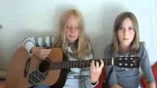 Девочки поют песню The Beatles