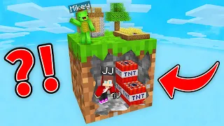 JJ Pranked Mikey On SKYBLOCK in Minecraft (Maizen)