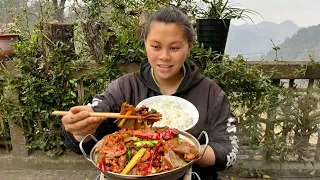 今天欧妹准备了一些猪内脏，做一大锅香辣猪杂吃过瘾 Make a delicious pot of pig offal today