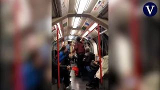 Los pasajeros del metro de Londres evitan a golpes una agresión machista contra una mujer