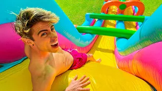 ME TIRO DE UN TOBOGÁN INFLABLE GIGANTE !! RETOS EXTREMOS EN TOBOGAN INFLABLE GIGANTE