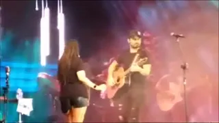 Maiara e Fernando assumindo para o público e se beijando no palco 23/03/2019