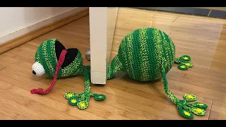 Squashed Frog Door Stopper Tutorial crochet along