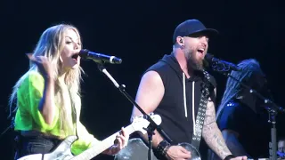 Brantley Gilbert & Lindsay Ell - What Happens in a Small Town (Hartford CT)