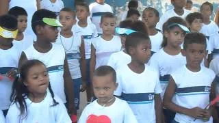 alunos da escola municipal senador camará (cantando o hino nacional)