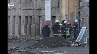 Моторошна пожежа в коледжі Одеси - прощання з рятувальником / пошукові роботи тривають: