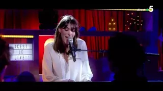 Le live : Charlotte Cardin - "Main Girl" - C à Vous - 08/03/2018