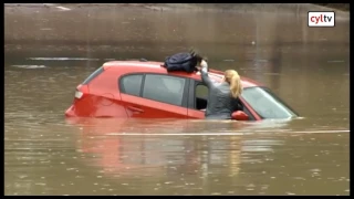 Una mujer escapa del agua en Sagunto encaramándose a su propio coche