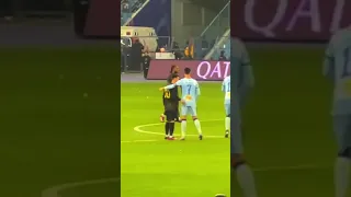 Cristiano Ronaldo e Lionel Messi se abraçam antes da partida #shorts #shorts