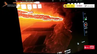Momento llegada lava al mar en pantalla de Dron. Erupción Cumbre Vieja (IGME-CSIC)