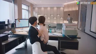 CEO and Cinderella make out in the office, and the assistant was stunned