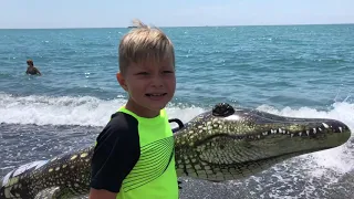 Влог. ВЛАД ТВ ОТКРЫТИЕ КУПАЛЬНОГО СЕЗОНА В СОЧИ. Дети и игры по пляже. Отдых с ребёнокм и семьей