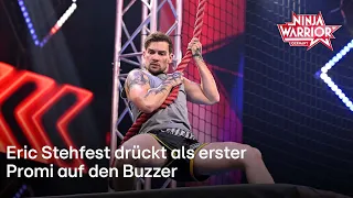Eric Stehfest drückt als erster des Abends auf den Buzzer | Ninja Warrior Germany Promi-Special 2022