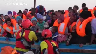 Беженцы продолжают прибывать морем в Италию и Грецию