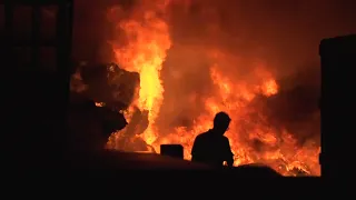 Grote brand in metershoge berg tapijtafval op industrieterrein Genemuiden