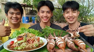 ตำปูปลาร้าสุดนัวร์ กับหมึกไข่ตัวใหญ่ไข่แน่นๆ.