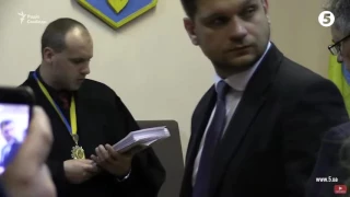 Суд оголошує рішення, НАБУ вивозить Насірова