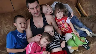 Single Father Struggles To Raise 5 kids, 7 Years Later He Finds Out They're Not His